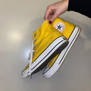 Gula converse  - Nästan oanvända, storlek 38, jättefin färg på