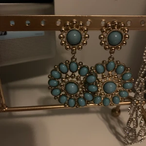 Örhängen och halsband  - Bra skicka. Super fina!! Örhängen kostar 45 kronor, halsbandet 40 kronor 