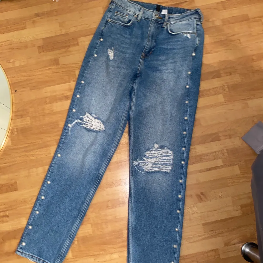 Jeans från hm, storlek 38, mer en 34-36a. Ingen strech. Frakt tillkommer. Jeans & Byxor.