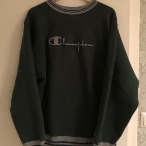 Championtröja - Superfin champion tröja som ja säljer då den tyvärr används för lite:( jättefint skick, köpt secondhand! Stl XL men skulle säga M-L beroende på hur man vill ha den☺️ Köparen står för frakten💞