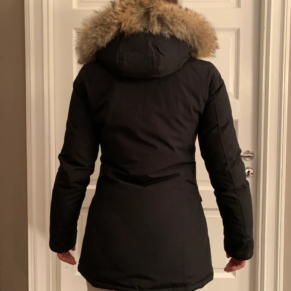 En varm vinterjacka från woolrich, strl XS. Pälsen på luvan är äkta och jackan är köpt förra året och ser i princip ut som ny. Jag är 1,68 cm lång ifall du undrar hur lång den kommer vara på dig. Den är lite för liten för mig, därför jag säljer den. Nypris är ca 8000:- men jag säljer den för 3800:-  hämtas i st Eriksplan eller skickas men då står du för frakten. . Jackor.