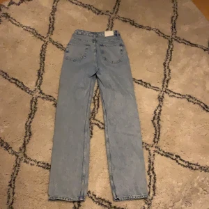 Raka weekday jeans rowe 26/32 - Aldrig använda pågrund av förstora så VÄLSIGT BRA SKICK🥰🥰😍😍😍