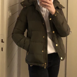 Morris vinterjacka (XXS) - En SUPERFIN vinterjacka i militärgrön som tyvärr tyvärr är för liten!! Jag är en M och som ni ser på bilden passar den ändå någorlunda så om du är en S/M tveka inte att höra av dig!! Nypris 3999:-💚💛🤍⭐️☀️🌼⚡️frakt tillkommer