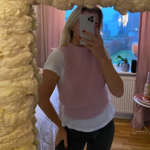 Fluffig rosa väst  - Fluffig rosa väst med krage från zara. Storlek M passar xs och s också. 