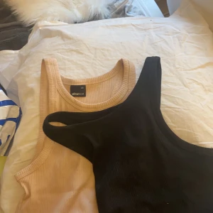 Tvåpack linnen med hög hals! - Från Gina, fick de i present men har aldrig användt så nyskick! Säljer båda för 79 eller 1 styck för 50 kr.