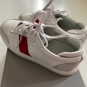 Säljer dessa jätte fina arigato skor som liknar valentino skorna lite, jätte fint skick knappt använda!💗💗