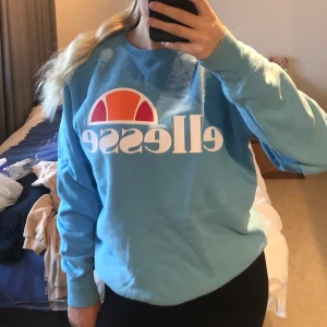 hoodie från ellesse!  - cool tröja från ellesse! Endast använd 1 gång. Så super bra skick! Pris 200 kr :) pris kan diskuteras! 
