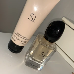 Helt ny Armani si parfym + lotion!  - Fick i present men det är ingen doft för mig. Endast testad 1-2 gånger. Frakt ingår i priset☺️