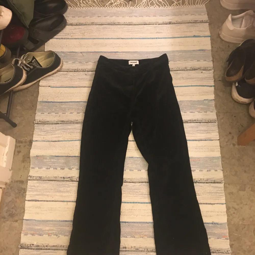 Supersnygga svarta sammetsbyxor från weekday. Har varit ett av mina favoritplagg. Byxorna är lite utsvängda.. Jeans & Byxor.