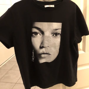 T-shirt med tryck  - En svart lite större T-shirt med svartvitt tryck ifrån Mango. Bra skick i storlek Large. Köparen står för frakt🤩