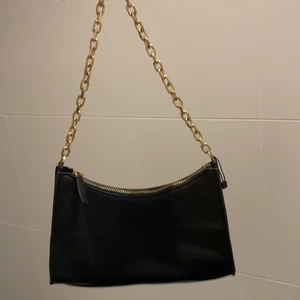 Svart axelväska med guldkedja och guld ditaljer från mango - En svart fakeläder axelväska med guld ditaljer och guldkedja✨ Från mango✨