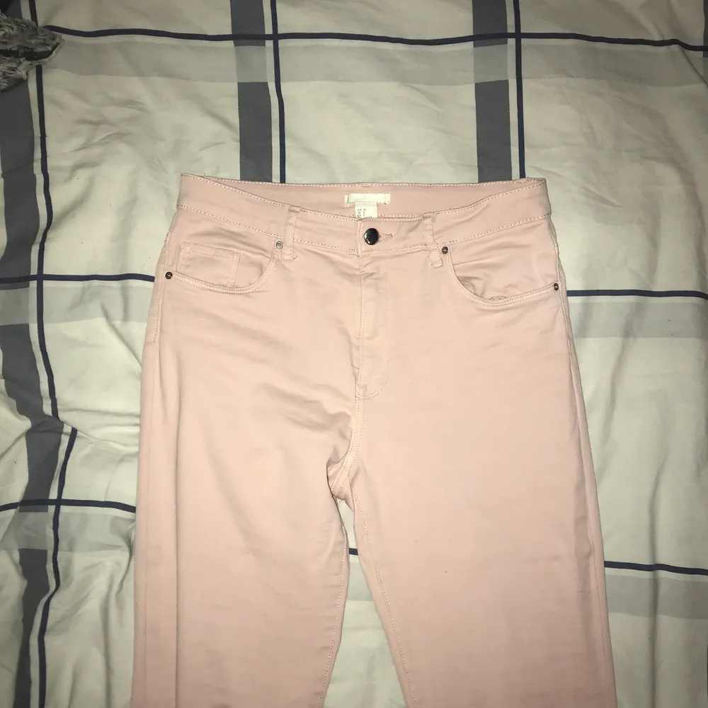 Ljusrosa byxor med raka/smala ben från H&M, varken högmidjade eller lågmidjade. Jeans & Byxor.