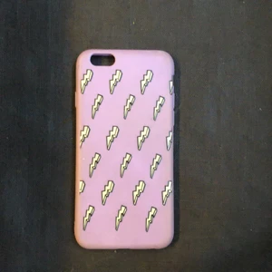 Ljuslila skal iPhone 6/6s - Ljuslila mobilskal med blixtar som passar iPhone 6/6s! Köpare står för frakt 🥰