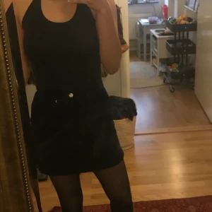 Mörkblå manchester kjol  - Kjol i materialet Manchester från monki. Den är i stl 38, men passar 36/S också. Aldrig använd! Frankt ingår ej!