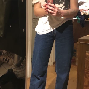 Mörka jeans zara  - Jeans från zara! Stor i storlekn passar mig som är  s-m. Beror såklart hur man vill att dom ska sitta. Frakt ingår inte!!😜🥰👍