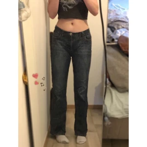 Jeans loose fit - Fina y2k jeans, kinda draingang. Personen på bilden är cirka 175 cm. Midjemått 86 cm och innerbenslängd 80 cm. Köp nu!!