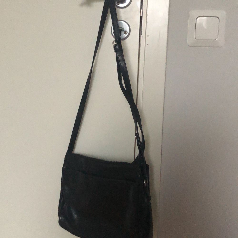 50kr+ frakt. Köpt ifrån en secondhand i Berlin. Storleken går att reglera, jag har på den minsta! Använd en gång. Larmet sitter kvar i en av fickorna men märks inte, de beror på att tjejen i kassan glömde de o ja märkte de efter att jag kommit hem💖💖. Väskor.