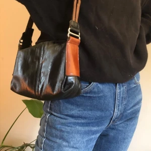 Trendig Axelväska - Svart och brun mini axelväska, bra kvalitet och fin glans och färger, håller överraskande mycket prylar, möts gärna upp i Göteborg annars tillkommer frakt;)))