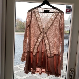 Ester elenora  - Tunika i spets, one size, smala armar, dunrosa.