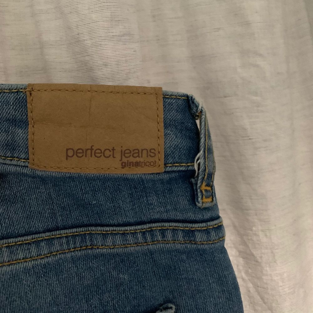 Fina GinaTricot jeans med hål i storlek 38. Tight i modellen, lågmidjade. 90kr plus frakt. Skriv för mer info och bilder:) . Jeans & Byxor.