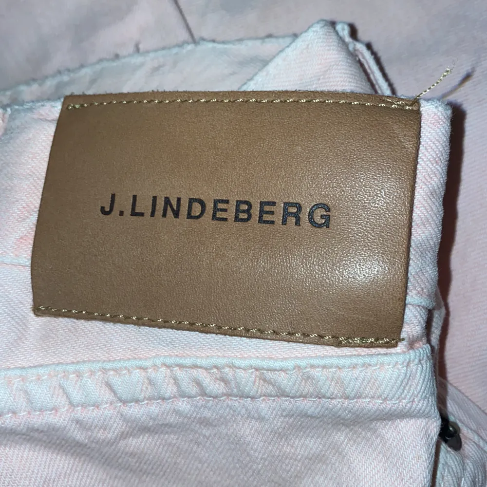 Ett par supergulliga babyrosa baggy jeans från j lindeberg. Jeans & Byxor.