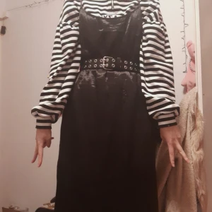 Satinklänning - Svart satinklänning med slits på sidorna. Lite för stor för mig så säljer. Jättebekväm och kan användas som layer över typ allt. Fint på fest eller vardag 🖤 Kan gå ner i pris vid snabb affär, DM:a bara! ☺