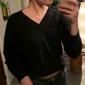 Kashmir tröja  - 100% Kashmir tröja. V-ringad. Super skön. Väldigt snygg och stilren.