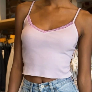 Brandy Melville🌸 - Superfint linne från brandy melville, aldrig använd så den är i jättebra skick!🧚🏾‍♂️ Frakt tillkommer<3