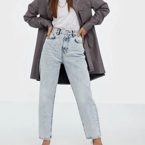 Gina mom jeans  - Sjukt snygga jeans från Gina. Säljer då jag har växt ur de. Buda i kommentarerna 😊