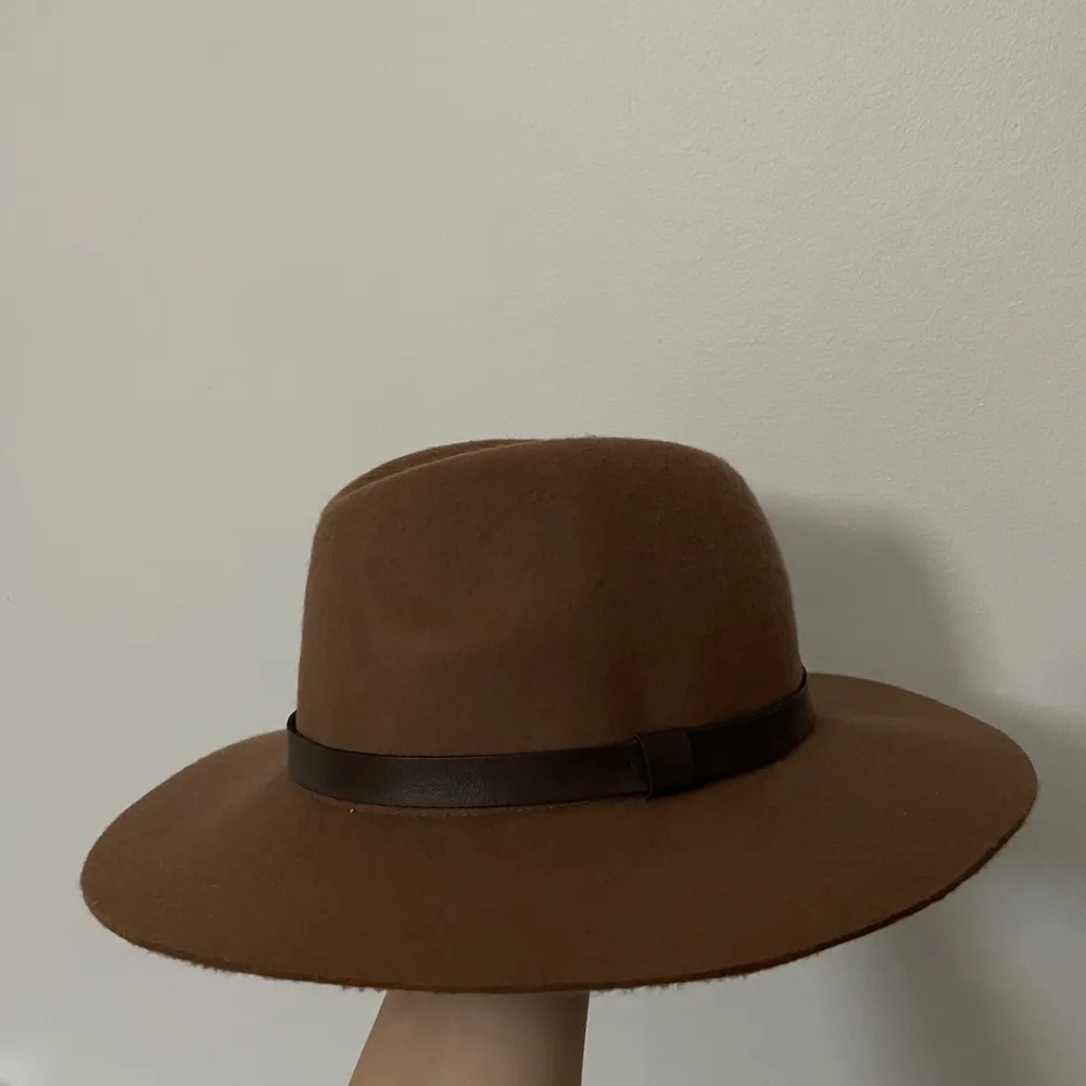 Brun hatt från H&M för en extra touch på outfiten! Storlek M (56). Knappt använd. Köparen står för frakt.. Övrigt.
