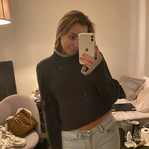 Stickad tröja - En mörkblå stickad tröja från Elle. Det är min mammas gamla så den är vintage. Lite osäker om ja ska sälja så mer som en intressekoll