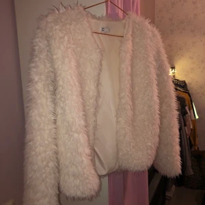 Cubus kofta stl xs - Superfin oanvänd vit kofta från Cubus. Stl Xs men passar även S. 