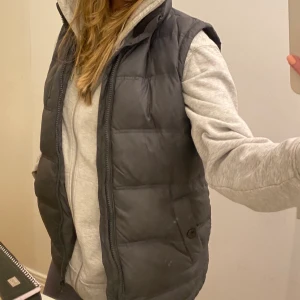 Grå dunväst  - Tjock grå dunväst från Mexx😇 är osäker på storleken men jag är 171 och skulle säga att den är i storlek S-M👌 köparen står för frakt😁