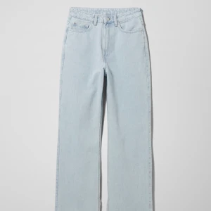 Blå jeans  - As snygga blå jeans, inte säker på att det är exakt samma som på bilden men väldigt lika, färgen är exakt samma. Storlek 36 och är lite för korta för mig, skulle säga att det passar någon som är ca 165-170, 200kr 