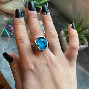 Ring💎 - En blå diamant ring som är justerbar💎 super fin verkligen och väldigt sagolik🐉 perfekt för att få lite smak i vardagen och för att styla din stil så att säga💙 du står för frakten📦