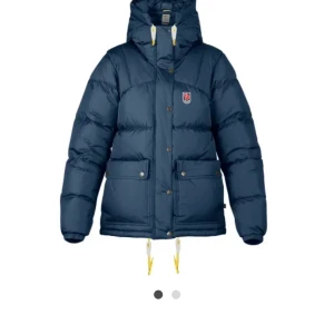 Fjällräven jacka  - Endast intressekoll på min fina fjällräven. Nyskick. I storlek xs. Funderar på att sälja då jag har för många jackor. Hör av er vid frågor. Lägg rimliga bud 💕💞💞 marinblå med gula snören storlek XS modellen down lite (den mindre). Köp direkt för 3500, annars budgivning