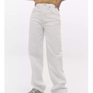 Vita jeans från urban outfitters. Endast använda 2 gånger. Jättefina! Köparen står för frakten. Köpta för ca 600