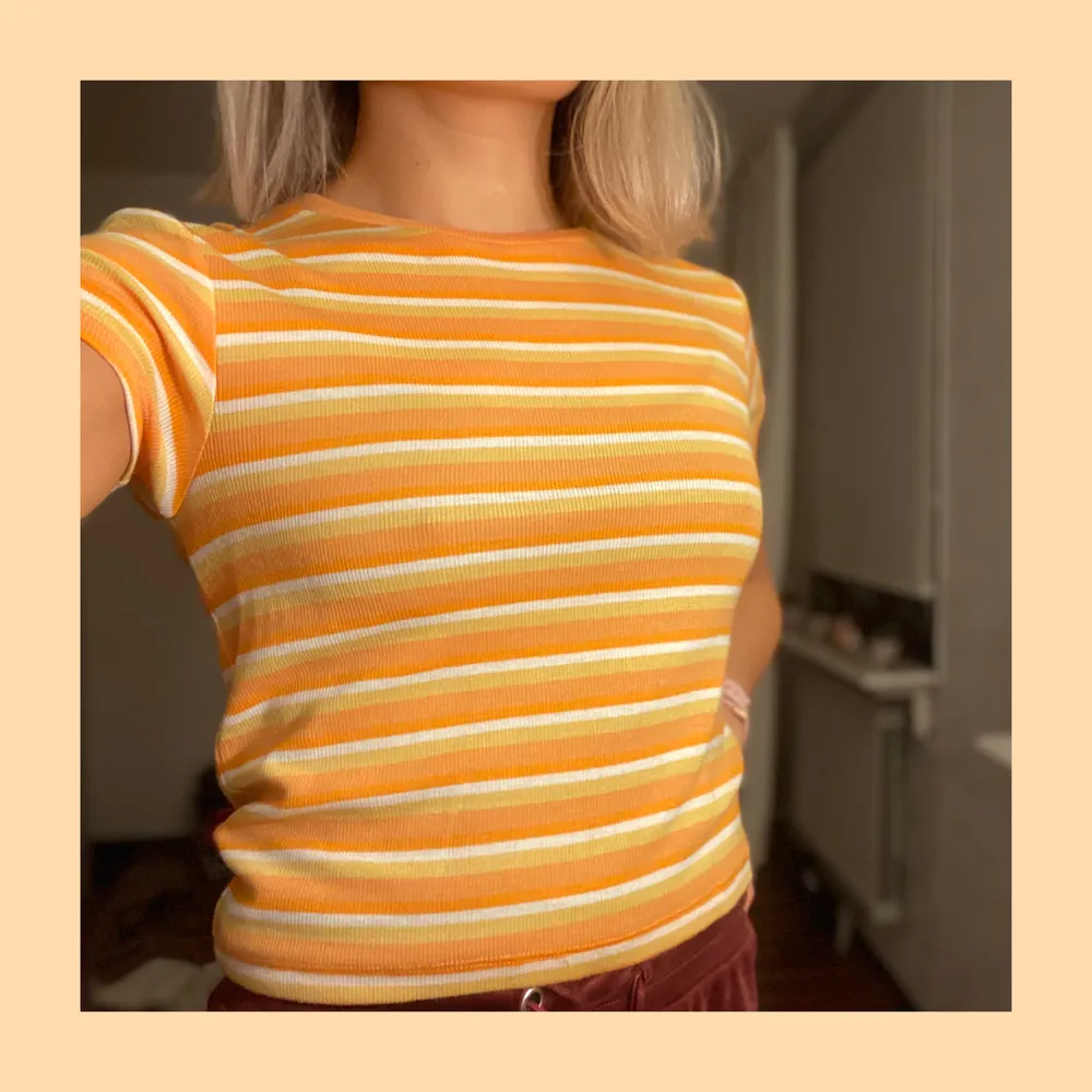 Gul, vit och orange-randig tshirt från Weekday. Stretchig och skön💖. T-shirts.