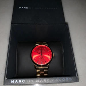 Marc By Marc Jacobs Klocka i Roseguld - Marc By Marc Jacobs i Roséguld och röd urtavla. Använd 1-3 gånger.   Fått i present så har dessvärre inget kvitto. Men allt annat medföljer, kartong, extra länkar, bok m.m.   Då klockan inte är använd på ett tag behöver den nytt batteri. Kostar ungefär 100kr hos en urmakare.