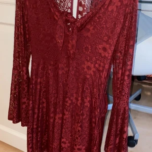 Hollister klänning vinröd  - Jättefin klänning som är Max använd 1 gång. Köptes för 449kr. 