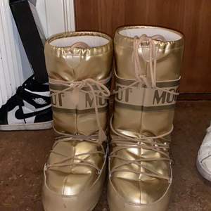 Moonboots i färgen guld! Endast intressekoll. Men buda gärna vad ni hade kunnat lägga. Startbud 900kr HÖGSTA BUD ÄR 1400