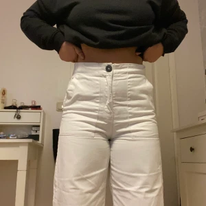 Bershka, vita tygbyxor - Säljer nu mina vita favoritbyxor då de börjat bli för små🥺 Köpta på Zalando från Bershka våren 2019 och finns inte att få tag i längre där. De är i väldigt bra skick då jag inte använt de så ofta som jag velat. Ställ frågor om ni undrar något mer!/Arri
