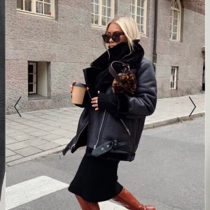 Skinnjacka med päls - HELT oanvänd!!! Jättefin och trendig jacka, säljer pga tyvärr lite för stor för mig.                                               Nypris: 1000 kr. Kan skicka bilder privat på jackan:)