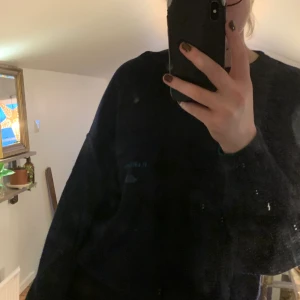 Stickad tröja - Stickad marinblå tröja med gröna detaljer. Superfin lite stickig men inget jag själv störs av. Står ingen storlek men skulle säga att det är M eller L. Köpare står för frakt. 