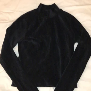 svart manchester &- polotröja strl S - en mysig svart polotröja i strl S (liten i storlek) 99kr (ej inkl frakt) kontakta mig vid intresse och ev. frågor/fler bilder 🥰