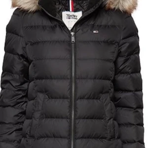 Tommy hilfiger  - Den är i ny skick använd Max 5 gånger för två år sen, ny pris är 2700