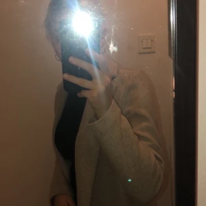 Beige Kappa - En beige kappa från Zara, går ungefär till knävecken på mig som är runt 162 cm. 🤎🤎