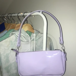 Trendig axelväska - Superfin väska i lack! Helt ny men har en liknande väska o säljer därför denna❤️