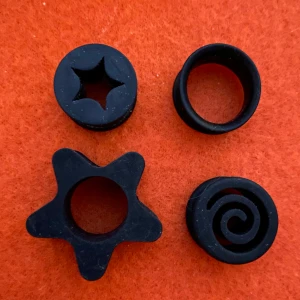 16MM Tunnlar, Pluggar, Töjningar - Säljer pga att jag ska gå ner i storlek.Tvättar såklart innan jag skickar! Priser diskuteras.💕