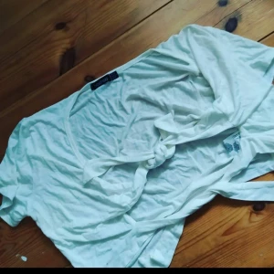 Boohoo knytblus croptop - Oanvänd. Väldigt mjukt och följsam. Frakt tillkommer på 44:-. Jag samfraktar gärna!